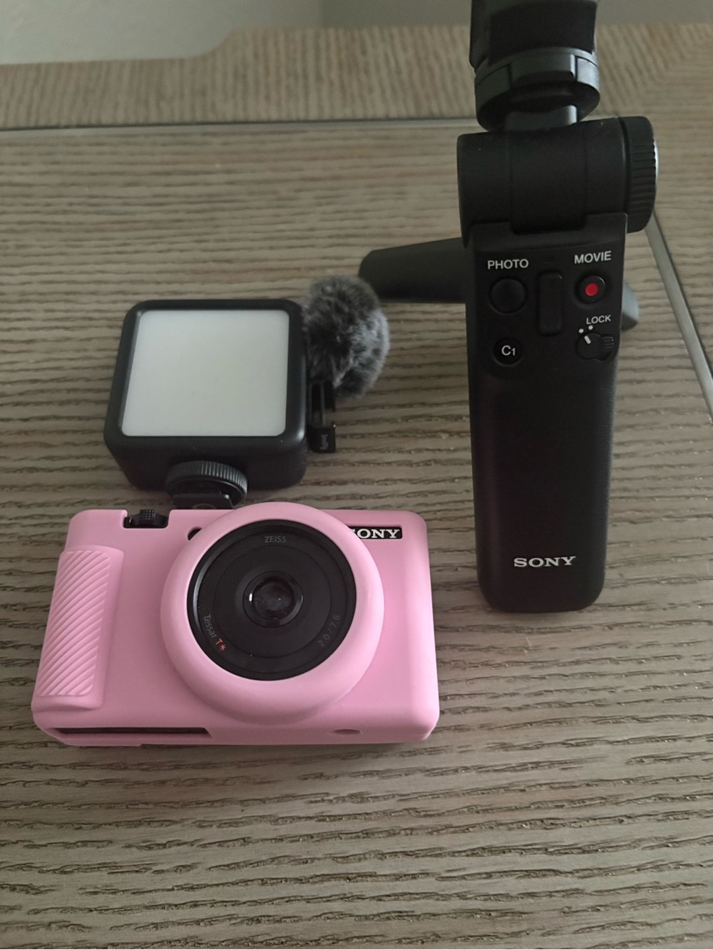 Sony Black ZV1F Compact Digital Camera with Sony Tripod and external flash - Picture 3 of 8